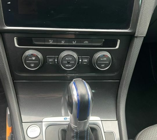 Белый Фольксваген e-Golf, объемом двигателя 0 л и пробегом 182 тыс. км за 13000 $, фото 2 на Automoto.ua