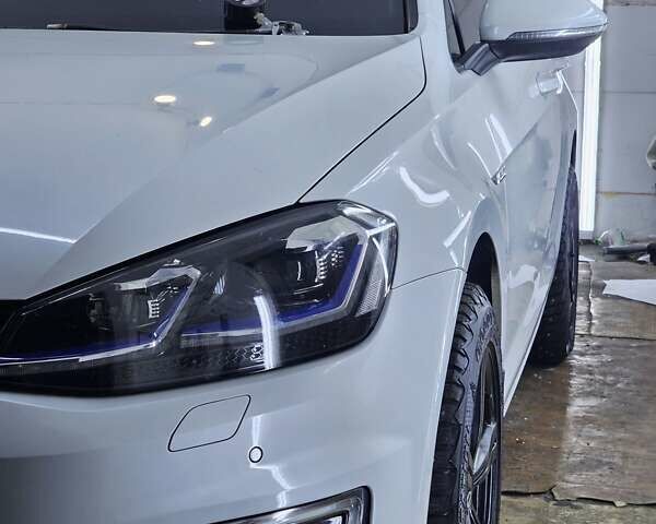 Білий Фольксваген e-Golf, об'ємом двигуна 0 л та пробігом 112 тис. км за 15950 $, фото 80 на Automoto.ua
