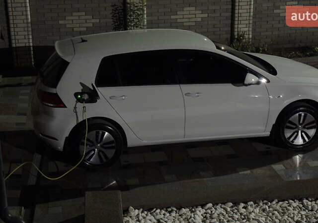 Белый Фольксваген e-Golf, объемом двигателя 0 л и пробегом 92 тыс. км за 15000 $, фото 5 на Automoto.ua