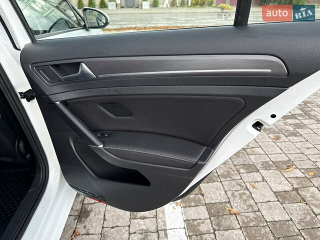 Белый Фольксваген e-Golf, объемом двигателя 0 л и пробегом 84 тыс. км за 14200 $, фото 88 на Automoto.ua