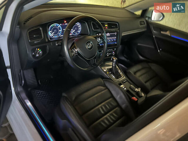 Белый Фольксваген e-Golf, объемом двигателя 0 л и пробегом 137 тыс. км за 12999 $, фото 87 на Automoto.ua
