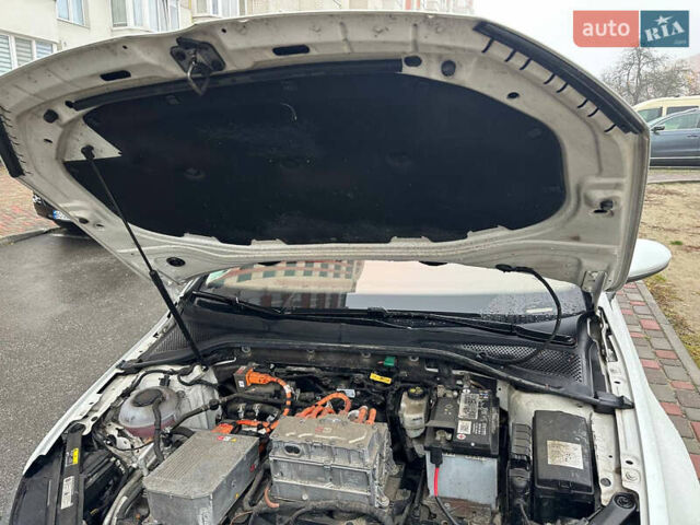 Белый Фольксваген e-Golf, объемом двигателя 0 л и пробегом 167 тыс. км за 13500 $, фото 19 на Automoto.ua