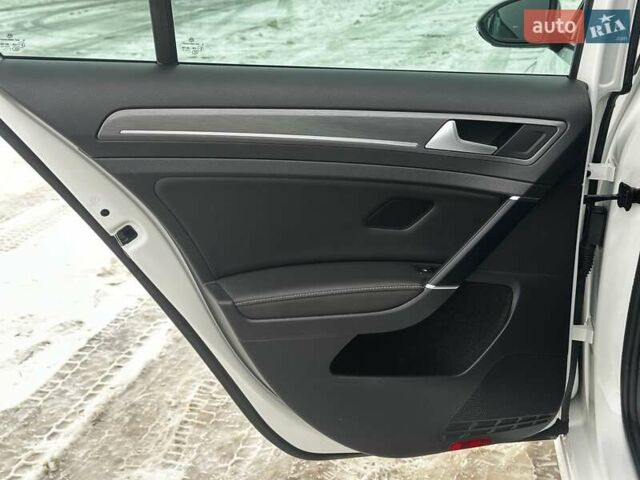 Белый Фольксваген e-Golf, объемом двигателя 0 л и пробегом 183 тыс. км за 12399 $, фото 36 на Automoto.ua