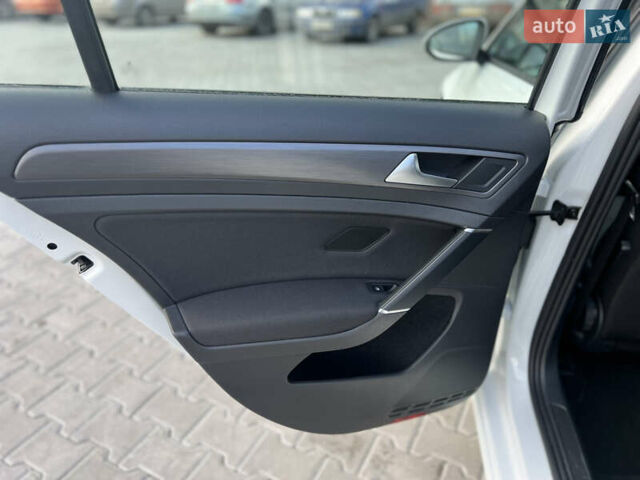Белый Фольксваген e-Golf, объемом двигателя 0 л и пробегом 56 тыс. км за 13200 $, фото 34 на Automoto.ua