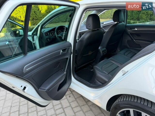 Белый Фольксваген e-Golf, объемом двигателя 0 л и пробегом 127 тыс. км за 14500 $, фото 70 на Automoto.ua