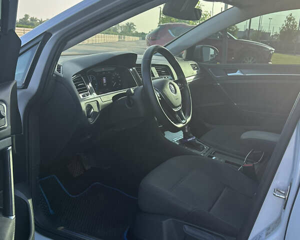Белый Фольксваген e-Golf, объемом двигателя 0 л и пробегом 156 тыс. км за 12300 $, фото 7 на Automoto.ua