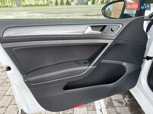 Белый Фольксваген e-Golf, объемом двигателя 0 л и пробегом 84 тыс. км за 14200 $, фото 36 на Automoto.ua