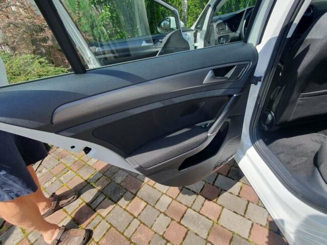 Білий Фольксваген e-Golf, об'ємом двигуна 0 л та пробігом 16 тис. км за 21999 $, фото 30 на Automoto.ua