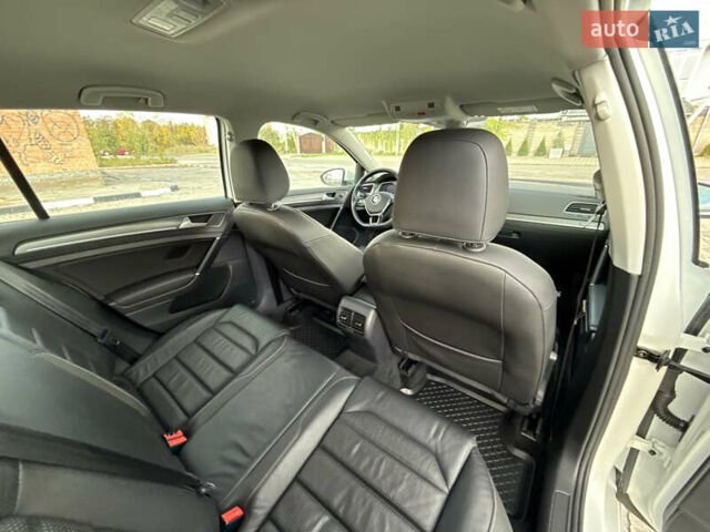Белый Фольксваген e-Golf, объемом двигателя 0 л и пробегом 84 тыс. км за 14200 $, фото 91 на Automoto.ua