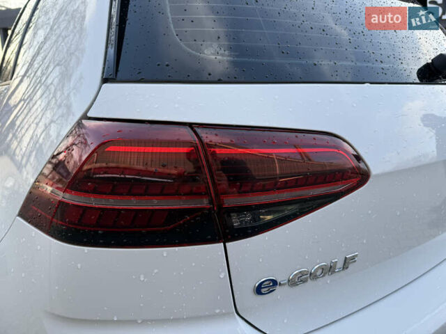 Белый Фольксваген e-Golf, объемом двигателя 0 л и пробегом 96 тыс. км за 15500 $, фото 11 на Automoto.ua