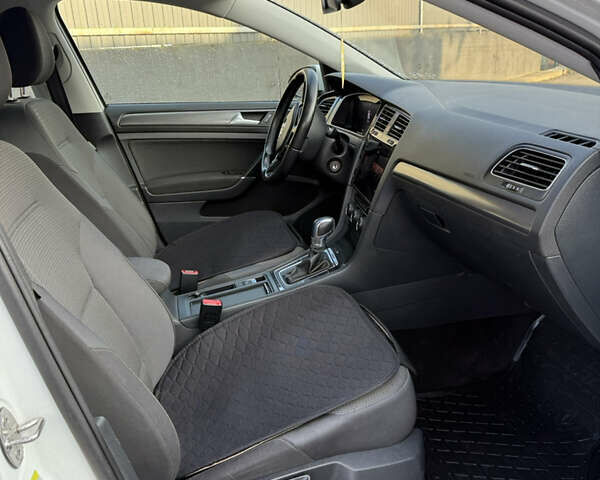 Белый Фольксваген e-Golf, объемом двигателя 0 л и пробегом 96 тыс. км за 15500 $, фото 26 на Automoto.ua