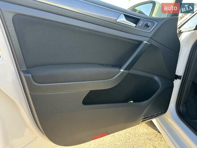 Білий Фольксваген e-Golf, об'ємом двигуна 0 л та пробігом 126 тис. км за 11900 $, фото 22 на Automoto.ua