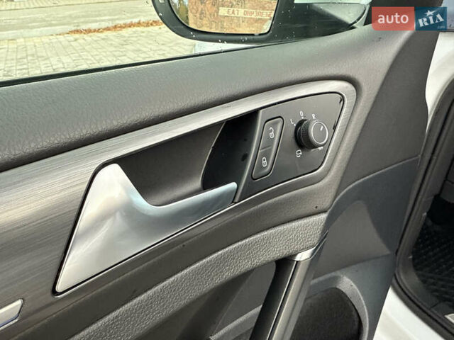 Белый Фольксваген e-Golf, объемом двигателя 0 л и пробегом 84 тыс. км за 14200 $, фото 38 на Automoto.ua