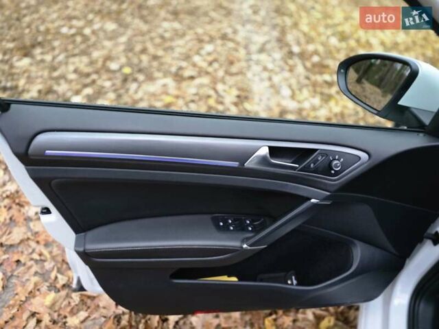 Белый Фольксваген e-Golf, объемом двигателя 0 л и пробегом 81 тыс. км за 14950 $, фото 10 на Automoto.ua