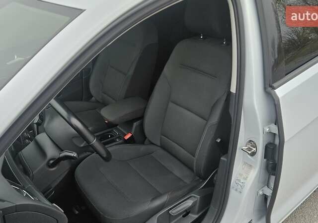 Белый Фольксваген e-Golf, объемом двигателя 0 л и пробегом 124 тыс. км за 13500 $, фото 19 на Automoto.ua