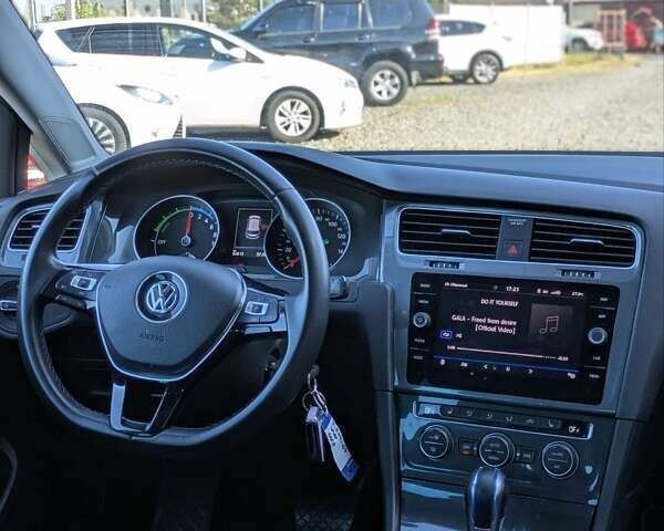 Белый Фольксваген e-Golf, объемом двигателя 0 л и пробегом 82 тыс. км за 13990 $, фото 17 на Automoto.ua