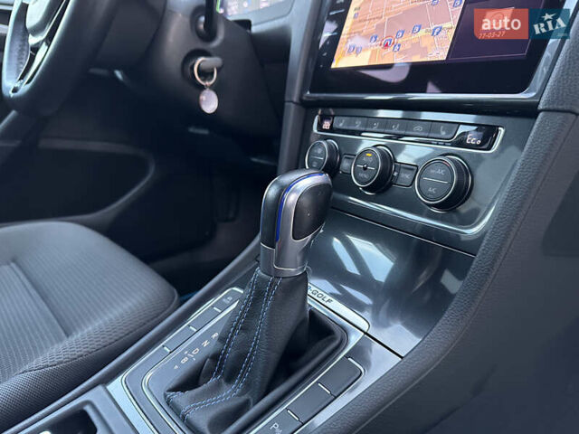 Белый Фольксваген e-Golf, объемом двигателя 0 л и пробегом 61 тыс. км за 14500 $, фото 33 на Automoto.ua
