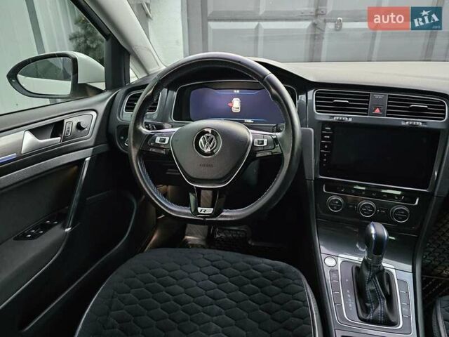 Білий Фольксваген e-Golf, об'ємом двигуна 0 л та пробігом 112 тис. км за 15950 $, фото 67 на Automoto.ua