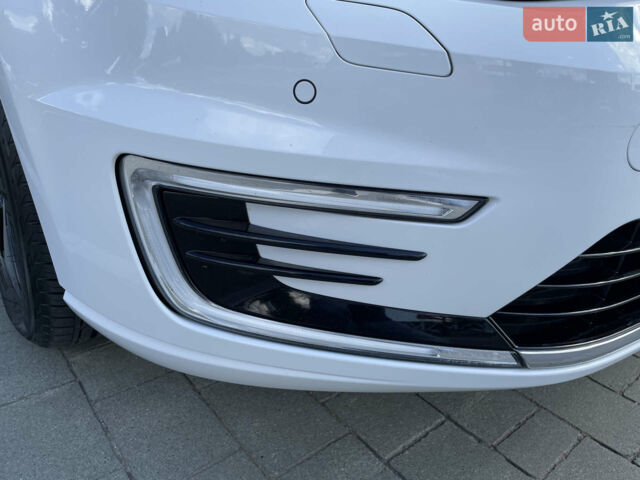 Белый Фольксваген e-Golf, объемом двигателя 0 л и пробегом 118 тыс. км за 14200 $, фото 15 на Automoto.ua