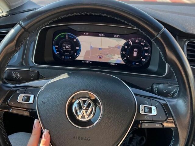 Белый Фольксваген e-Golf, объемом двигателя 0 л и пробегом 131 тыс. км за 13799 $, фото 2 на Automoto.ua