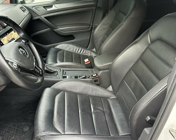 Белый Фольксваген e-Golf, объемом двигателя 0 л и пробегом 133 тыс. км за 13500 $, фото 19 на Automoto.ua