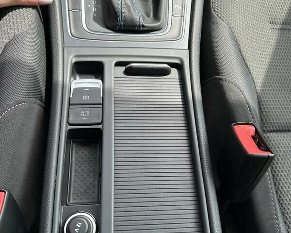 Белый Фольксваген e-Golf, объемом двигателя 0 л и пробегом 126 тыс. км за 12700 $, фото 7 на Automoto.ua