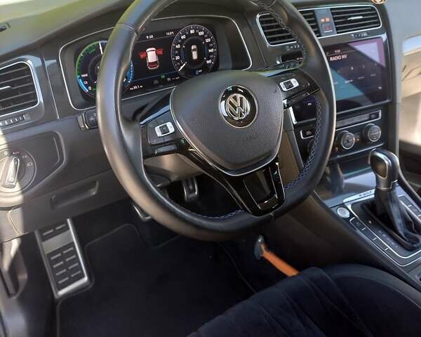 Белый Фольксваген e-Golf, объемом двигателя 0 л и пробегом 131 тыс. км за 15500 $, фото 11 на Automoto.ua