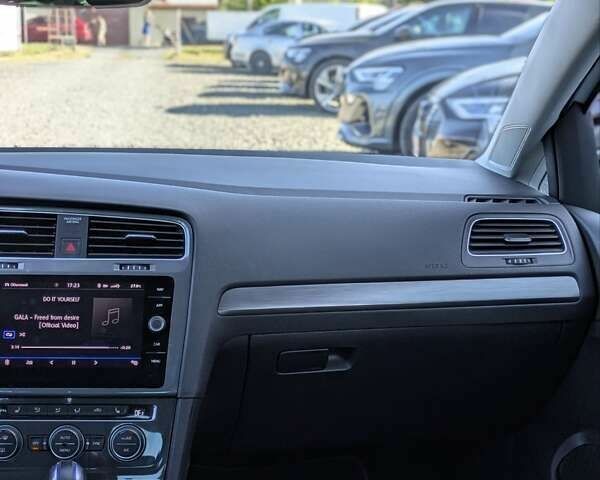 Белый Фольксваген e-Golf, объемом двигателя 0 л и пробегом 82 тыс. км за 13990 $, фото 18 на Automoto.ua