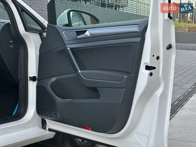 Белый Фольксваген e-Golf, объемом двигателя 0 л и пробегом 61 тыс. км за 14500 $, фото 35 на Automoto.ua