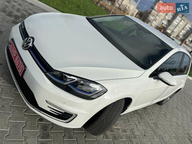 Белый Фольксваген e-Golf, объемом двигателя 0 л и пробегом 56 тыс. км за 13200 $, фото 2 на Automoto.ua