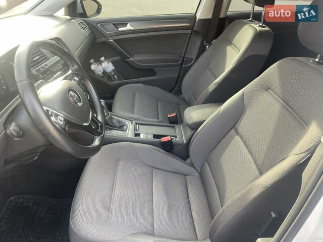 Белый Фольксваген e-Golf, объемом двигателя 0 л и пробегом 95 тыс. км за 13600 $, фото 6 на Automoto.ua