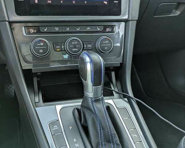 Белый Фольксваген e-Golf, объемом двигателя 0 л и пробегом 82 тыс. км за 13990 $, фото 21 на Automoto.ua