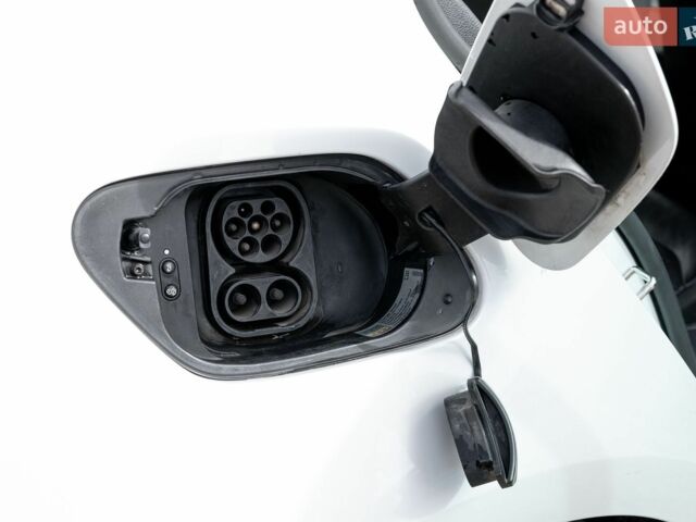 Білий Фольксваген e-Golf, об'ємом двигуна 0 л та пробігом 141 тис. км за 14400 $, фото 16 на Automoto.ua