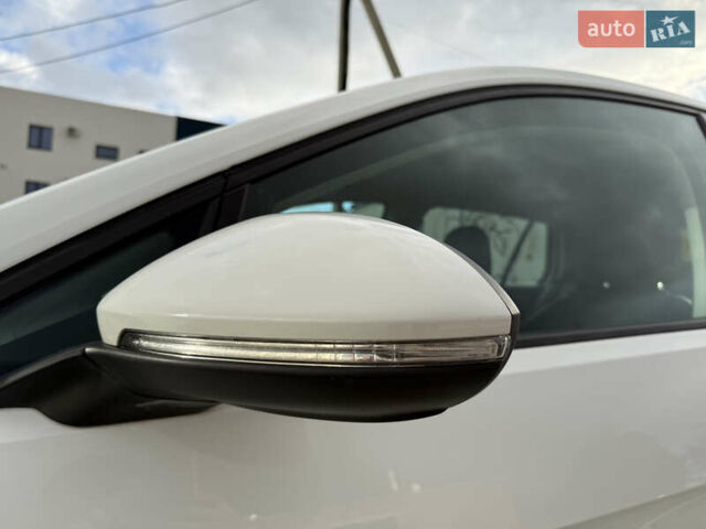 Белый Фольксваген e-Golf, объемом двигателя 0 л и пробегом 84 тыс. км за 14200 $, фото 18 на Automoto.ua