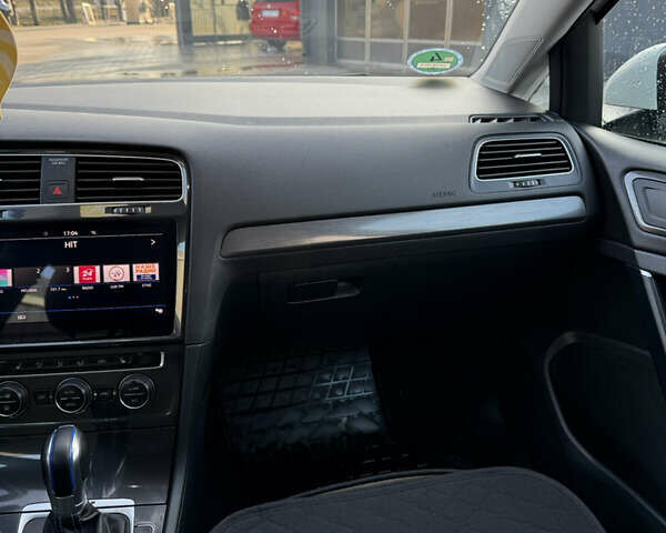 Белый Фольксваген e-Golf, объемом двигателя 0 л и пробегом 96 тыс. км за 15500 $, фото 17 на Automoto.ua