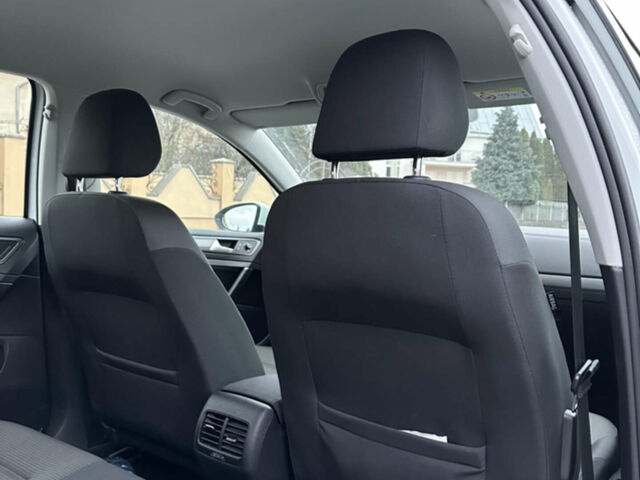 Белый Фольксваген e-Golf, объемом двигателя 0 л и пробегом 15 тыс. км за 23000 $, фото 10 на Automoto.ua