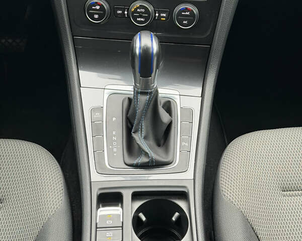 Белый Фольксваген e-Golf, объемом двигателя 0 л и пробегом 110 тыс. км за 13600 $, фото 17 на Automoto.ua