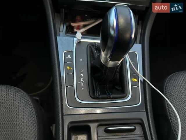 Белый Фольксваген e-Golf, объемом двигателя 0 л и пробегом 97 тыс. км за 15500 $, фото 10 на Automoto.ua