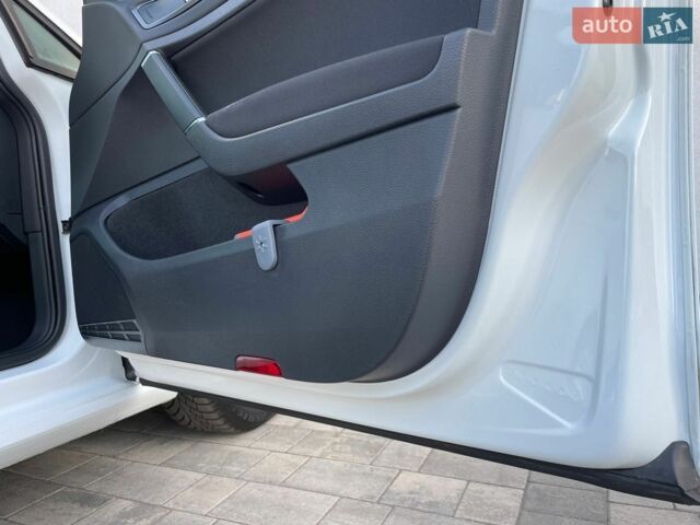 Белый Фольксваген e-Golf, объемом двигателя 0 л и пробегом 35 тыс. км за 14600 $, фото 29 на Automoto.ua