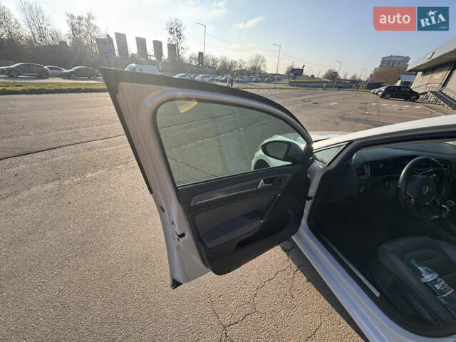 Белый Фольксваген e-Golf, объемом двигателя 0 л и пробегом 165 тыс. км за 13500 $, фото 13 на Automoto.ua