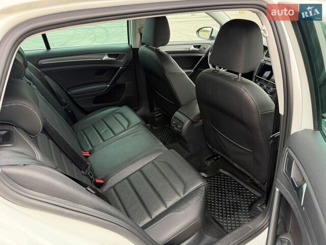 Белый Фольксваген e-Golf, объемом двигателя 0 л и пробегом 130 тыс. км за 13000 $, фото 12 на Automoto.ua
