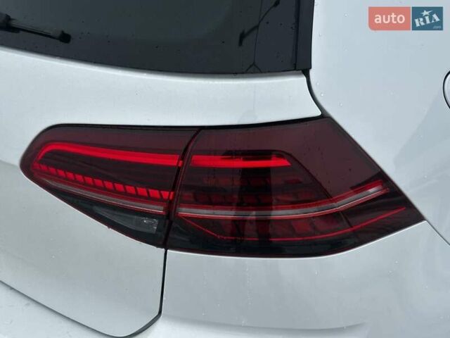 Белый Фольксваген e-Golf, объемом двигателя 0 л и пробегом 183 тыс. км за 12399 $, фото 11 на Automoto.ua