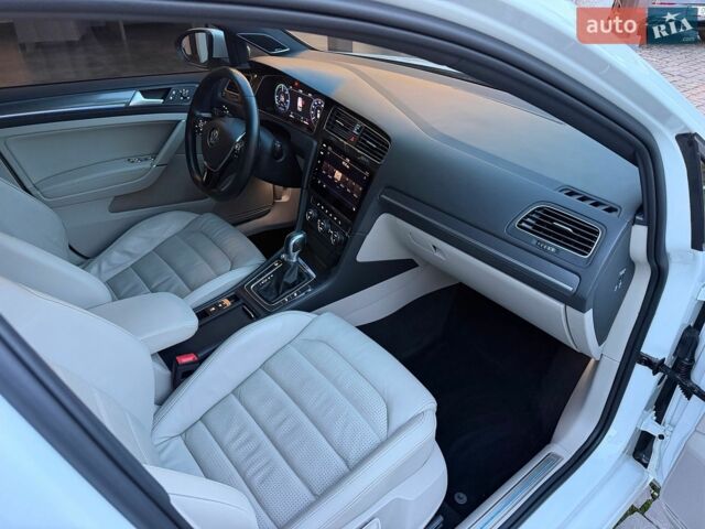 Білий Фольксваген e-Golf, об'ємом двигуна 0 л та пробігом 116 тис. км за 15999 $, фото 34 на Automoto.ua