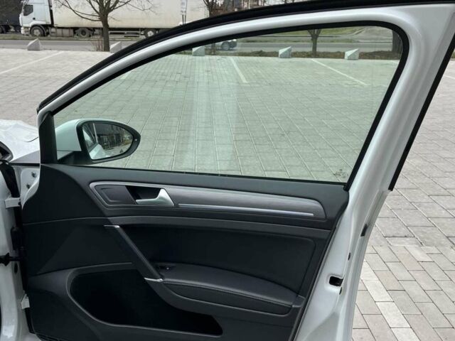 Белый Фольксваген e-Golf, объемом двигателя 0 л и пробегом 56 тыс. км за 17400 $, фото 17 на Automoto.ua