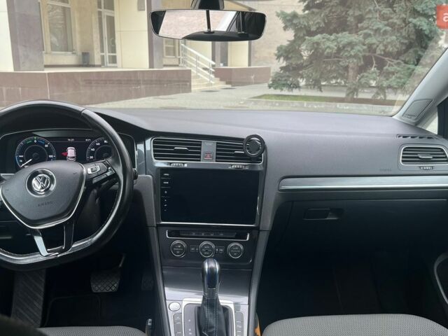 Белый Фольксваген e-Golf, объемом двигателя 0 л и пробегом 182 тыс. км за 13000 $, фото 4 на Automoto.ua