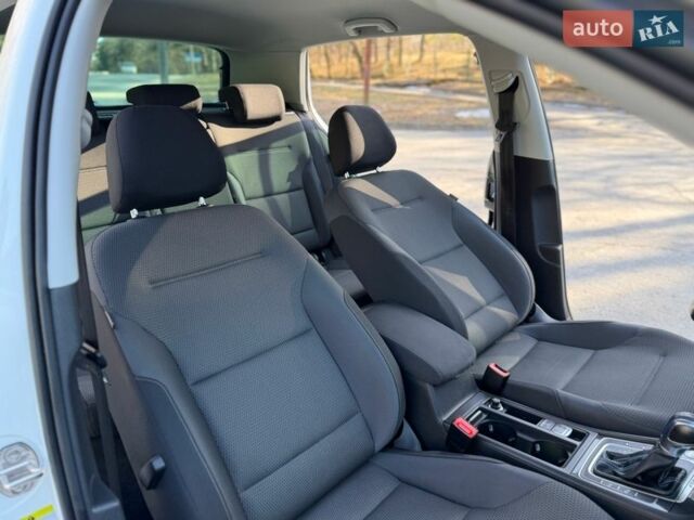 Білий Фольксваген e-Golf, об'ємом двигуна 0 л та пробігом 75 тис. км за 12600 $, фото 59 на Automoto.ua