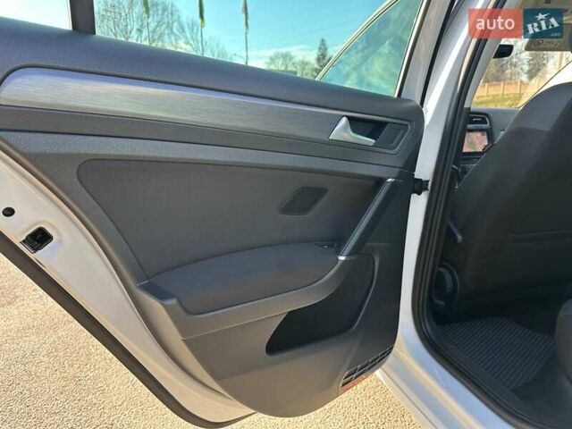 Білий Фольксваген e-Golf, об'ємом двигуна 0 л та пробігом 126 тис. км за 11900 $, фото 45 на Automoto.ua