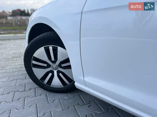 Белый Фольксваген e-Golf, объемом двигателя 0 л и пробегом 56 тыс. км за 13200 $, фото 12 на Automoto.ua
