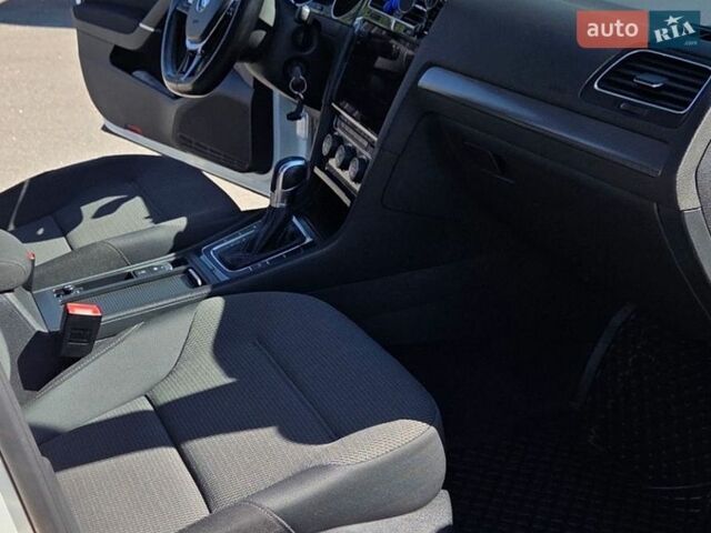 Белый Фольксваген e-Golf, объемом двигателя 0 л и пробегом 138 тыс. км за 12500 $, фото 12 на Automoto.ua