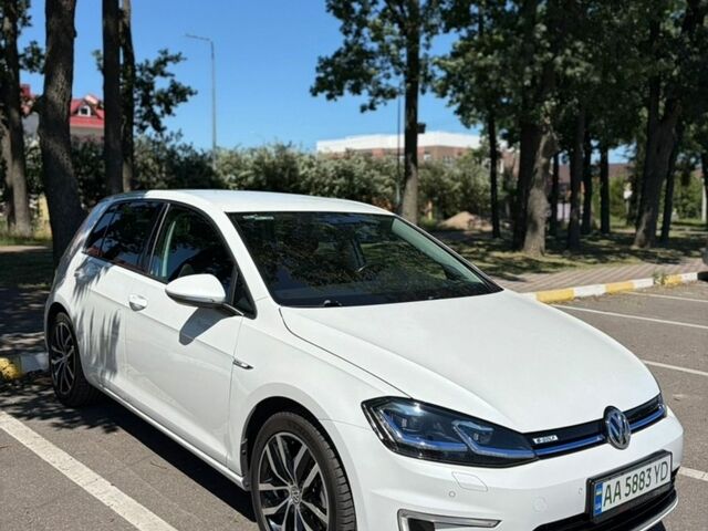 Белый Фольксваген e-Golf, объемом двигателя 0 л и пробегом 81 тыс. км за 15100 $, фото 3 на Automoto.ua